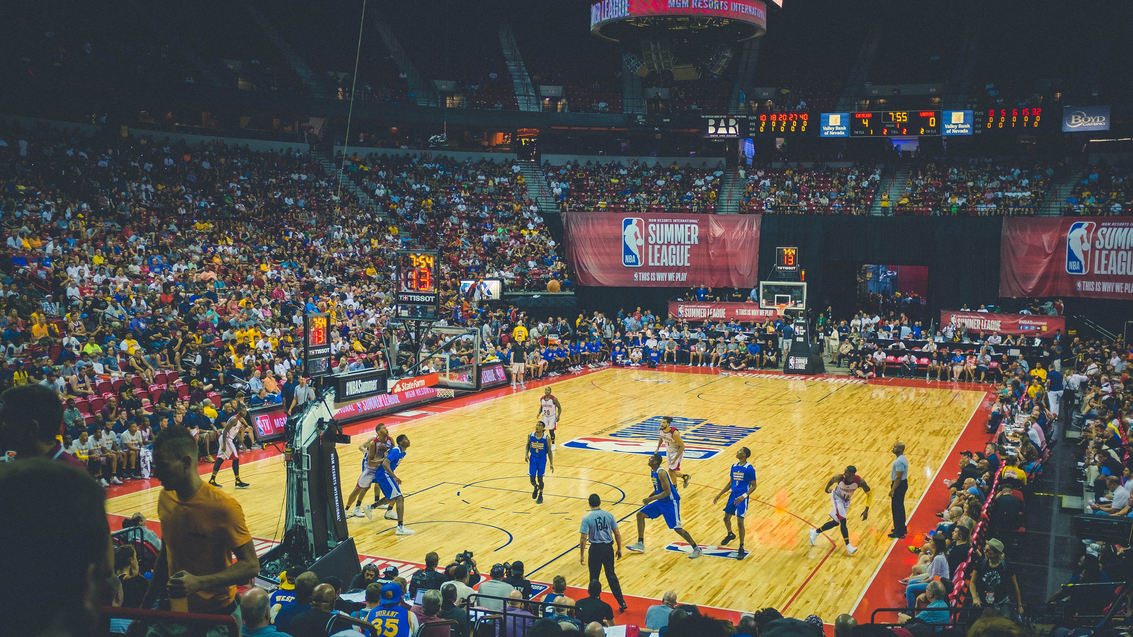 “足球场馆智能化改造提升比赛体验与安全保障”，足球场馆运营方案