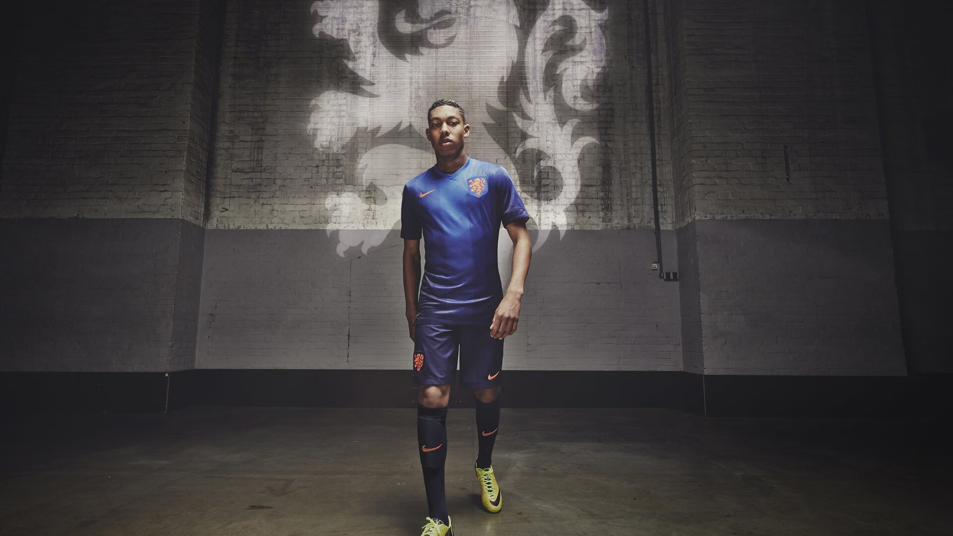 美国骑手劳拉·克劳特在巴黎奥运会上与“Baloutinue”马匹共同夺得障碍赛银牌，展现默契配合。